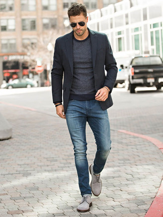 Comment porter un blazer noir quand il fait chaud