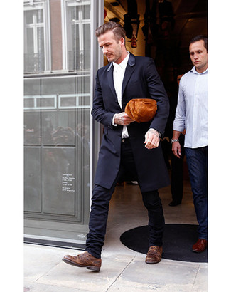 Comment porter un blazer noir quand il fait chaud