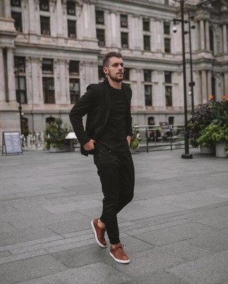Comment porter un blazer noir quand il fait chaud