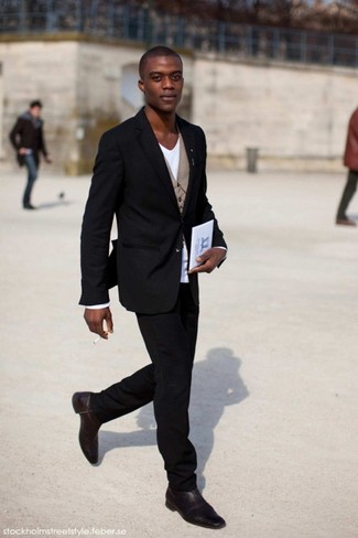Comment porter un blazer noir quand il fait chaud