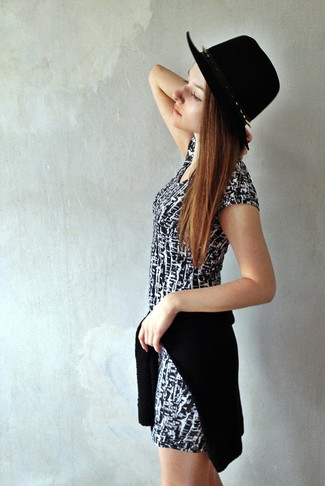Comment porter une robe moulante noire