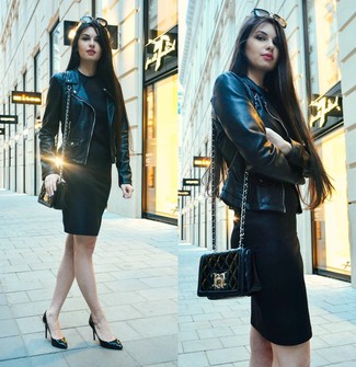 Comment porter une robe moulante noire