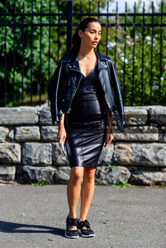Comment porter une robe moulante noire