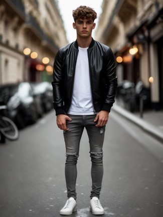 Comment porter un blouson aviateur noir avec des baskets basses en cuir blanches à 20 ans