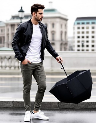 Comment porter un blouson aviateur noir avec des baskets basses en cuir blanches à 20 ans