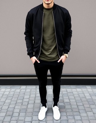 Comment porter un blouson aviateur noir avec des baskets basses en cuir blanches à 20 ans