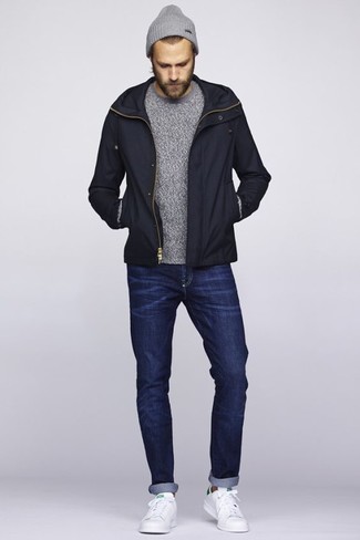 Comment porter un blouson aviateur noir avec des baskets basses en cuir blanches