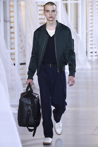 Comment porter un blouson aviateur noir avec des baskets basses en cuir blanches à 20 ans