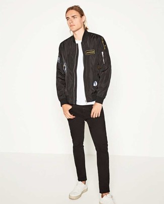 Comment porter un blouson aviateur noir avec des baskets basses en cuir blanches