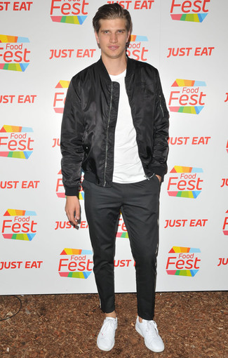 Comment porter un blouson aviateur noir avec des baskets basses en cuir blanches