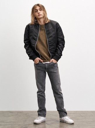 Comment porter un blouson aviateur noir avec des baskets basses en cuir blanches