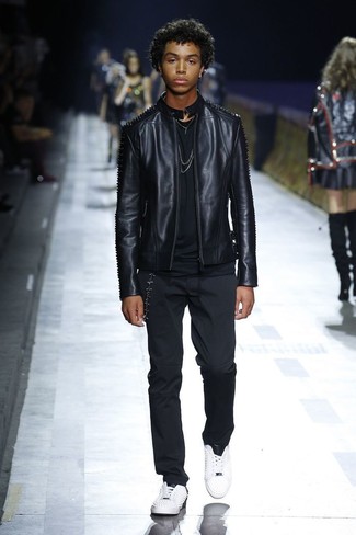 Comment porter un blouson aviateur noir avec des baskets basses en cuir blanches à 20 ans