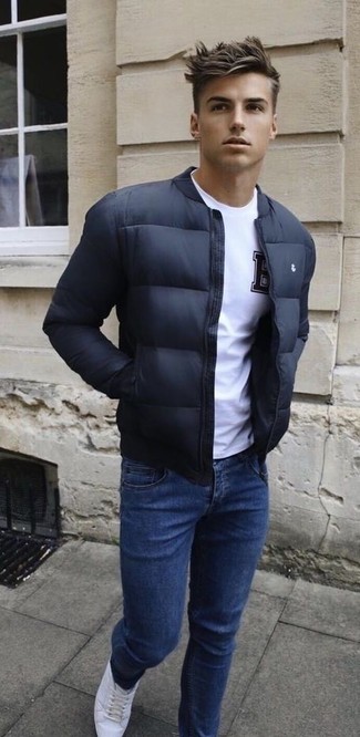 Comment porter un blouson aviateur noir avec des baskets basses en cuir blanches
