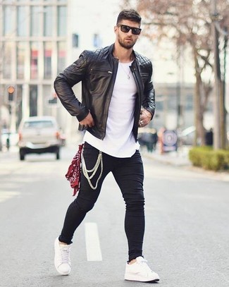 Comment porter un blouson aviateur noir avec des baskets basses en cuir blanches à 20 ans