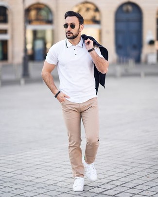 Comment porter un blouson aviateur noir avec des baskets basses en cuir blanches