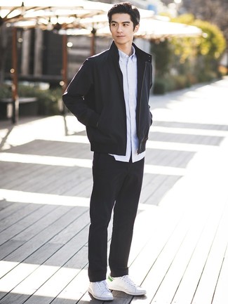 Comment porter un blouson aviateur noir avec des baskets basses en cuir blanches
