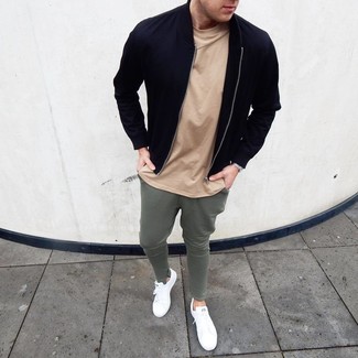 Comment porter un blouson aviateur noir avec des baskets basses en cuir blanches