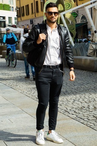 Comment porter un blouson aviateur noir avec des baskets basses en cuir blanches à 20 ans