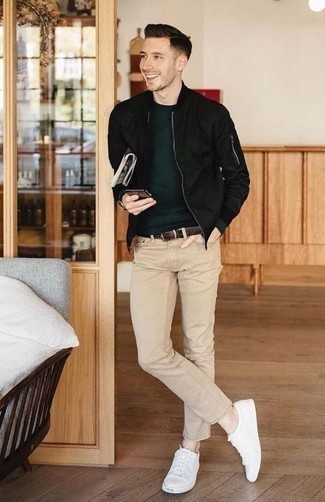 Comment porter un blouson aviateur noir avec des baskets basses en cuir blanches