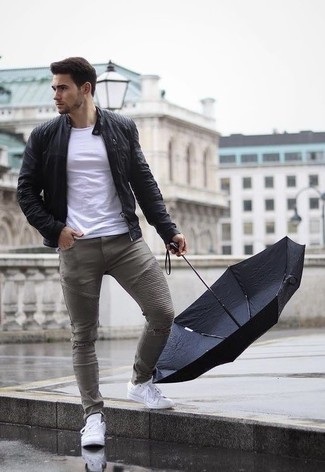Comment porter un blouson aviateur noir avec des baskets basses en cuir blanches à 20 ans