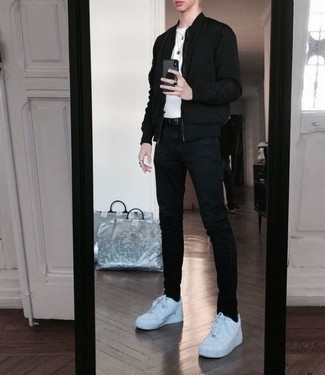 Comment porter un blouson aviateur noir avec des baskets basses en cuir blanches