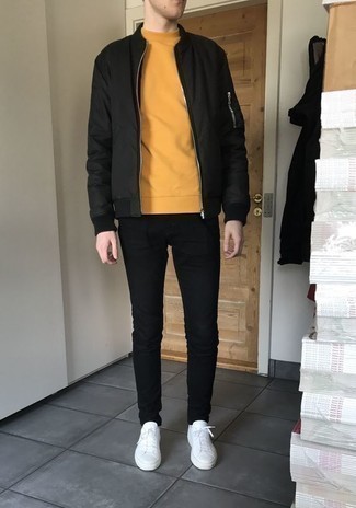 Comment porter un blouson aviateur noir avec des baskets basses en cuir blanches