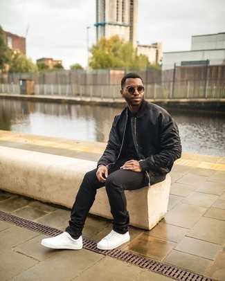 Comment porter un blouson aviateur noir avec des baskets basses en cuir blanches