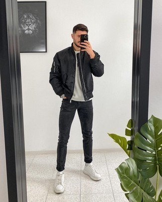 Comment porter un blouson aviateur noir avec des baskets basses en cuir blanches