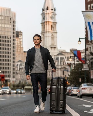 Comment porter un blouson aviateur noir avec des baskets basses en cuir blanches