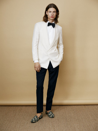 Comment porter un nœud papillon noir avec une veste blanc et bleu