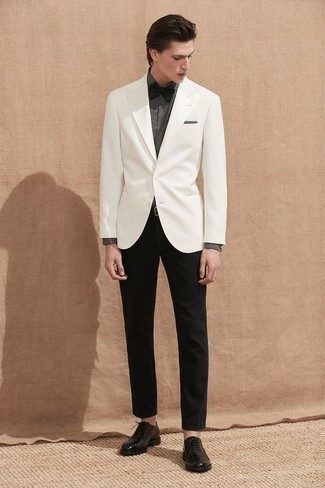 Comment porter un nœud papillon noir avec une veste blanc et bleu