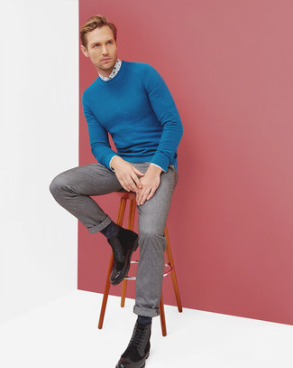 Un pantalon de costume à porter avec des bottes brogue noires
