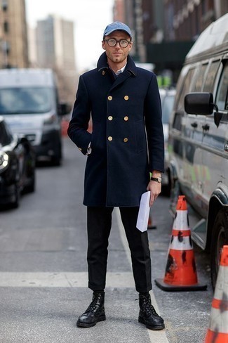 Un pantalon de costume à porter avec des bottes brogue noires