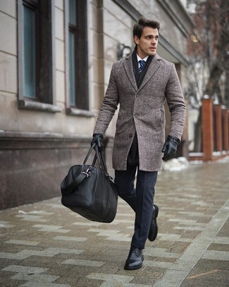 Un pantalon de costume à porter avec des bottes brogue noires