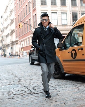 Un pantalon de costume à porter avec des bottes brogue noires