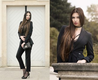 Des escarpins à porter avec un bustier noir