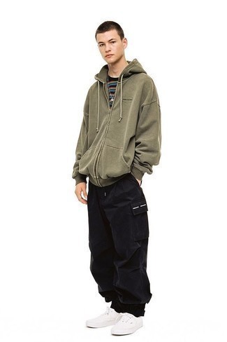 Comment porter un pantalon cargo noir
