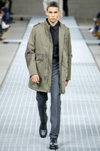Une parka à porter avec des bottes de loisirs noires
