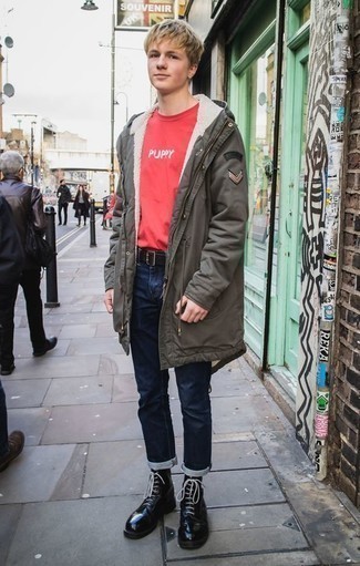 Une parka à porter avec des bottes de loisirs noires