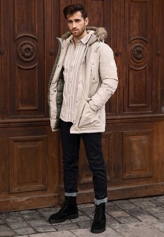 Une parka à porter avec des bottes de loisirs noires