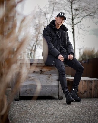 Une parka à porter avec des bottes de loisirs noires