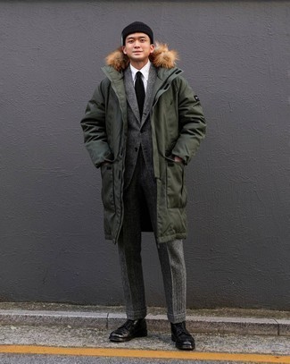 Une parka à porter avec des bottes de loisirs noires