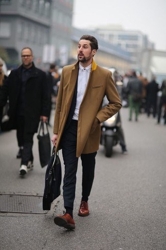 Un pardessus à porter avec un pantalon chino noir