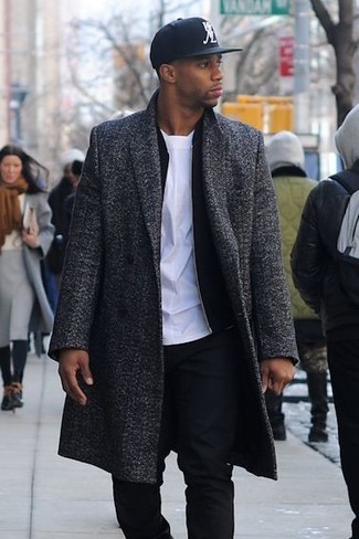 Un pardessus à porter avec un pantalon chino noir