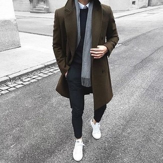 Un pardessus à porter avec un pantalon chino noir