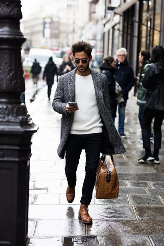 Un pardessus à porter avec un pantalon chino noir