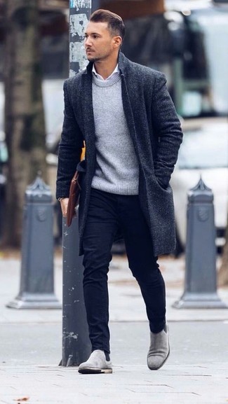 Un pardessus à porter avec un pantalon chino noir