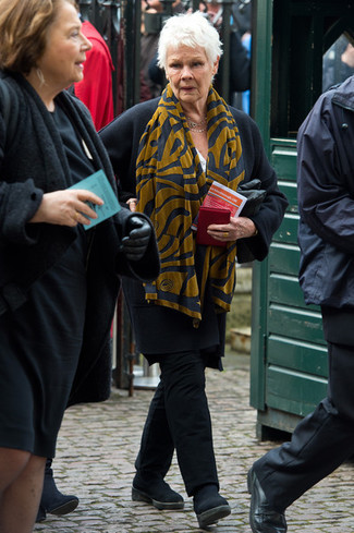 Un pantalon chino à porter avec un manteau noir