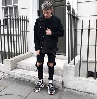 Comment porter une veste en jean noire pour un style relax