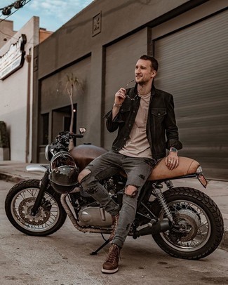 Comment porter une veste en jean noire pour un style relax